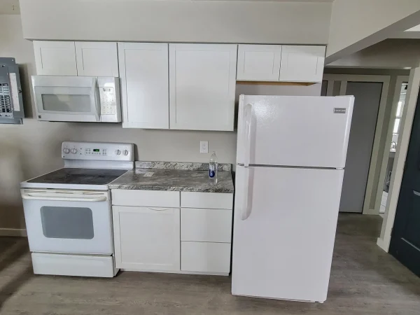 White Sugar shaker cabinets and stone-patterned countertops in a Missoula kitchen remodel.